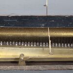 0945-det4.jpg; 0945; Musical Portico Clock with Cylinder MovementPendule klok met speelkam ; uurwerk met speelkamtimepiece with playing comb3candidatekandidaatcandidatKandidatcandidatokandidatמועמדkandidat候選人