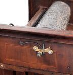 1273-Harfenuhr-det2.jpg; 1273; Hangklok met snaren, ‘Hackbrettuhr’Wall Clock with String Playing Movement, 'Harfenuhr'; uurwerk met snarentimepiece with strings3candidatekandidaatcandidatKandidatcandidatokandidatמועמדkandidat候選人