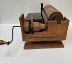 eb5543b1-7de2-4def-ab85-a97073b767db.jpg; 0015; Mechanische tongenorgelPortable Reed Barrel Organ; tongeninstrument met cilinderreed instrument with cylinder3candidatekandidaatcandidatKandidatcandidatokandidatמועמדkandidat候選人