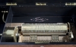 0389-det2.jpg; 0389; Cylinder muziekdoos met tongenCylinder Musical Box with Voix Céleste; muziekdoos met cilindermusic box with cylinder3candidatekandidaatcandidatKandidatcandidatokandidatמועמדkandidat候選人
