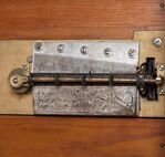 0693-Polyphon-det1.jpg; 0693; Upright Disc Musical Box with Clock MovementPlaat spelende staande klok met speelkam; uurwerk met speelkamtimepiece with playing comb3candidatekandidaatcandidatKandidatcandidatokandidatמועמדkandidat候選人