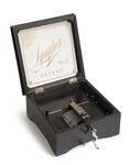 0749-det1.jpg; 0749; Manivelle Musical Box, 'Lyraphon No.3 Patent'Muziekdoos met plaat, 'Lyraphon No. 3 Patent'
; muziekdoos met plaatmusic box with disc3candidatekandidaatcandidatKandidatcandidatokandidatמועמדkandidat候選人