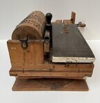 b28f2e6c-fb99-4003-b059-c6e3bff2d009.jpg; 0015; Mechanische tongenorgelPortable Reed Barrel Organ; tongeninstrument met cilinderreed instrument with cylinder3candidatekandidaatcandidatKandidatcandidatokandidatמועמדkandidat候選人